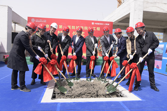 共同揮鍬平整混凝土_副本.jpg